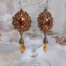 BO Harmony Ambre brod&eacute;es avec des Cristaux de Swarovski, des cabochons en verre de boh&egrave;me des ann&eacute;es 1960, des mini-gouttes, des rocailles et des crochets d'oreilles en Gold Filled 14 carats